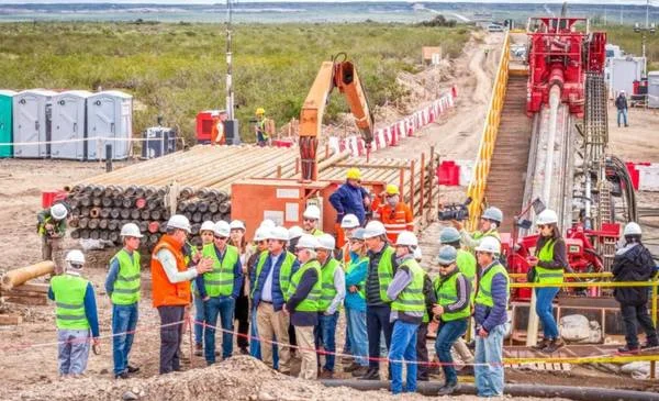 Vaca Muerta avanza con la finalización del oleoducto que cruza el Río Negro