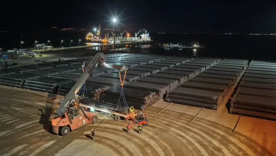 Vaca Muerta avanza en infraestructura con la llegada de caños para el gasoducto a la costa rionegrina