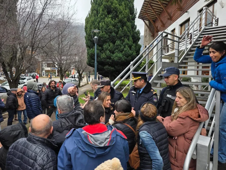 Vecinos autoconvocados piden la destitución del intendente Saloniti en medio de protestas