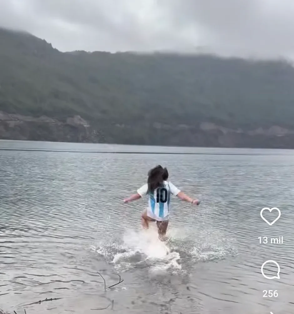Victoria argentina: el emotivo chapuzón de «Luchi» en el Lago Lácar