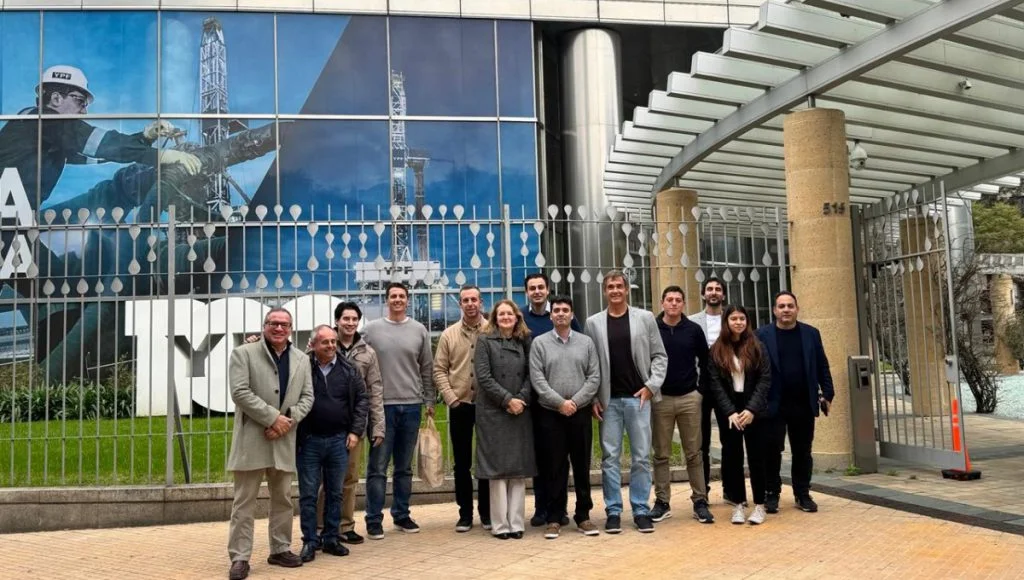 Visita de marplatenses al centro de monitoreo de YPF en Vaca Muerta