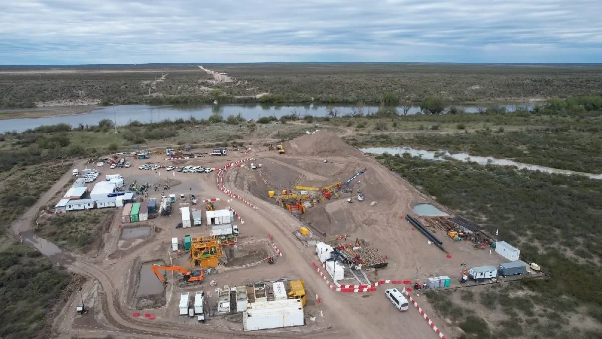 VMOS avanza con la obra del oleoducto bajo el río Negro para mejorar el transporte de crudo