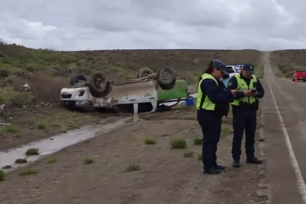 Volcadura de camioneta oficial en Ruta 40 deja cinco heridos hospitalizados