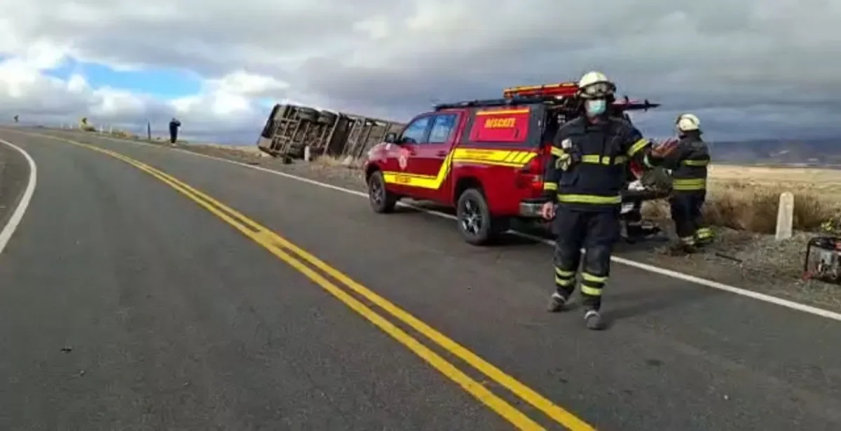 Vuelco de camión en Ruta 237 complica el tránsito y requiere intervención de Vialidad Nacional