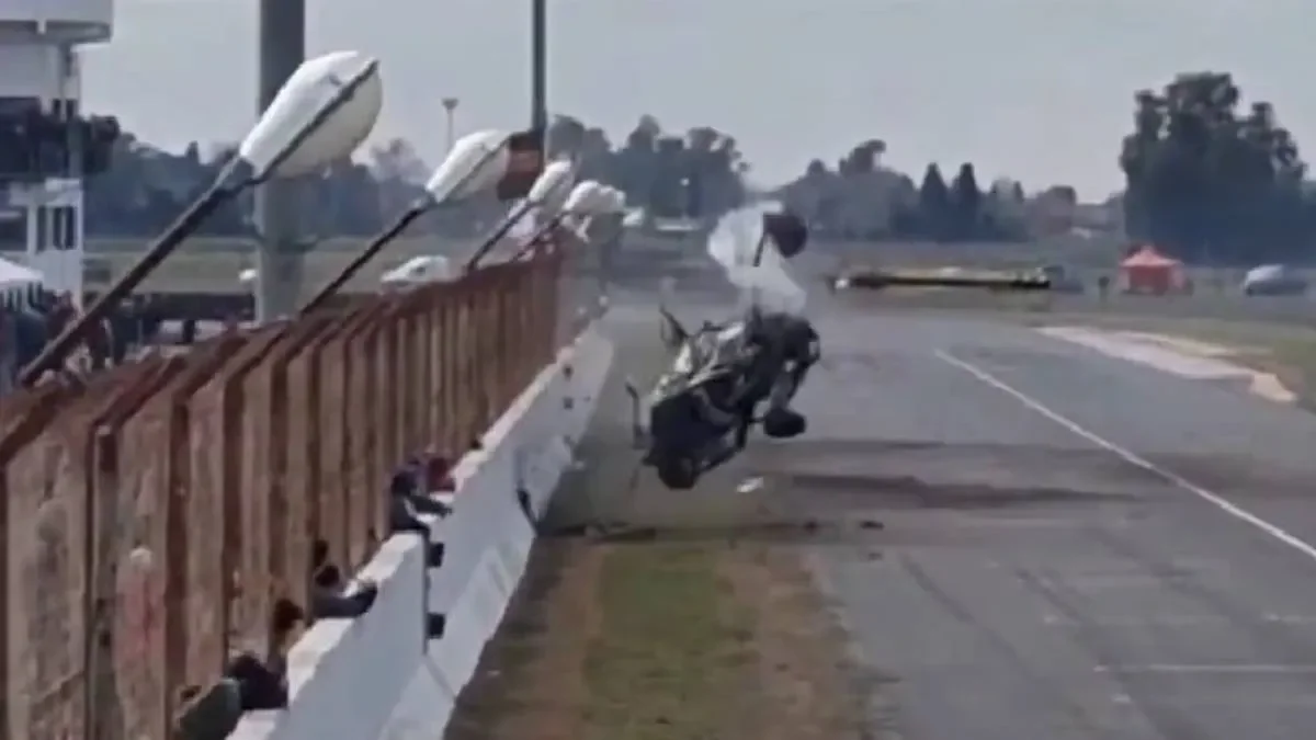 Vuelco dramático en carrera: el vehículo perdió el motor tras varias vueltas