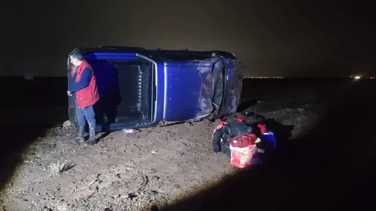 Vuelco en Ruta 67: un vehículo volcado bajo la lluvia genera complicaciones en el tránsito