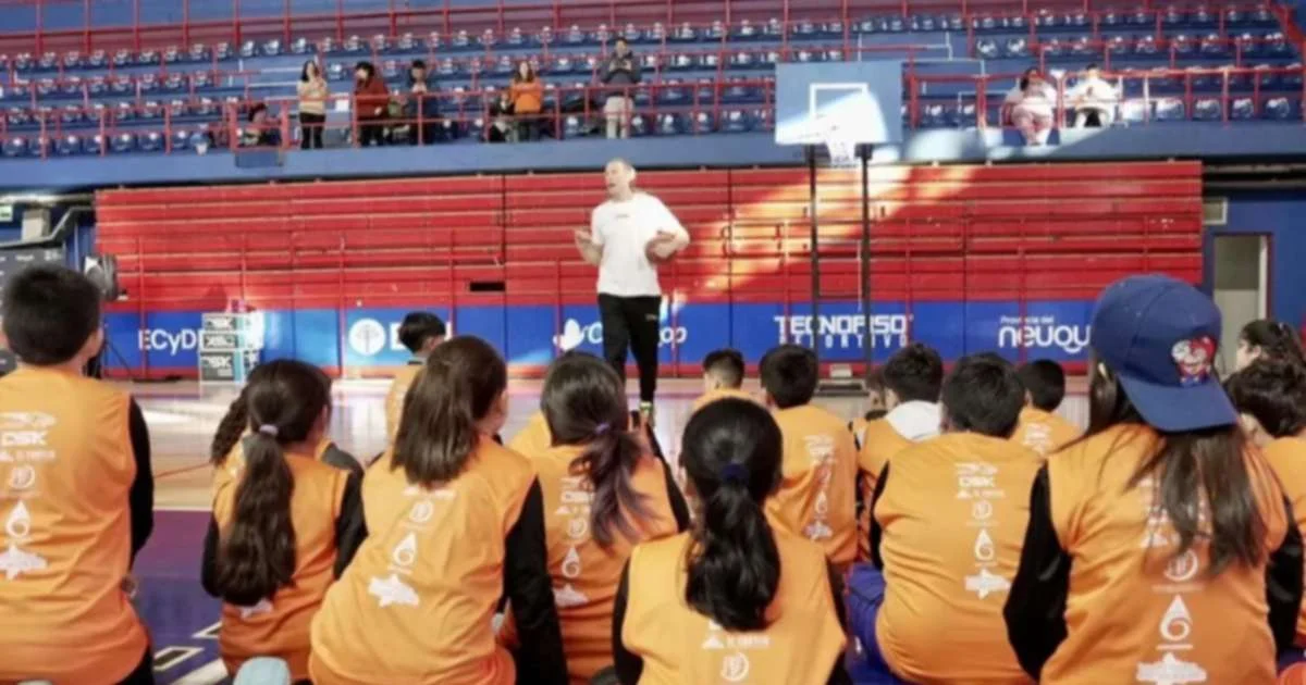Wálter Herrmann impulsa el básquet para jóvenes en Neuquén con su campus deportivo