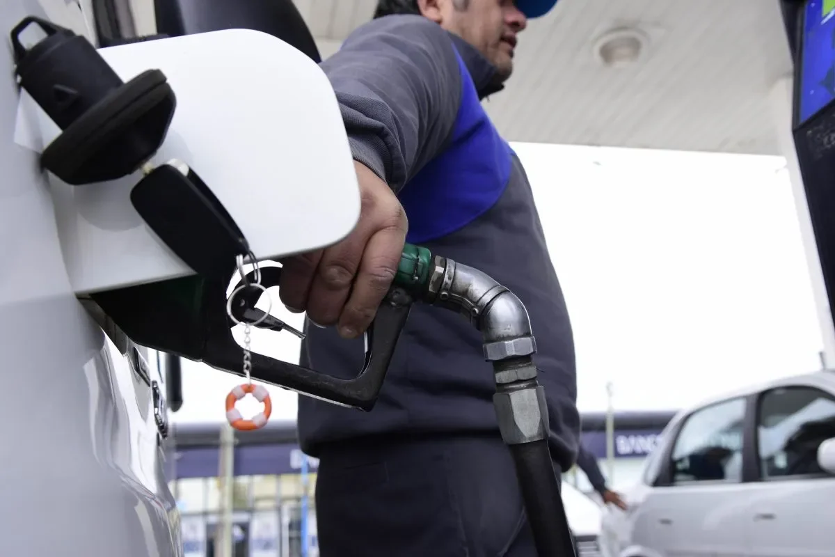 YPF evalúa el tiempo necesario para que bajen los precios de combustibles tras la caída del petróleo