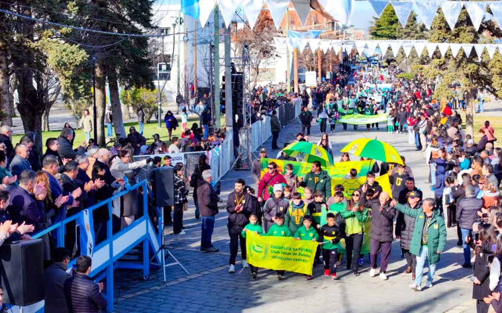 Zapala festeja su 113° aniversario con un desfile multitudinario en la ciudad